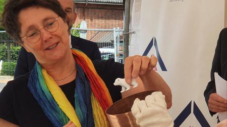 Finanzministerin Monika Heinold legt Spielzeug-Eisbären in Zeitkapsel