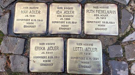 Fünf Stolpersteine von Max Adler, Ida Adler, Ruth Fiebelmann, Erika Adler, Lotti Adler. Alle wurden 1941 nach Minsk deportiert und ermordet.