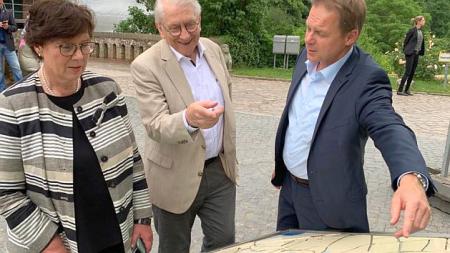 von links: Sabine Sütterlin-Waack, Bürgervorsteher Dieter Holst und Bürgermeister Carsten Behnk