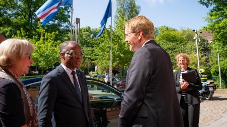 Ministerpräsident Daniel Günther begrüßt den kapverdischen Premierminister an dessen Limousine.