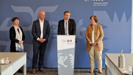 Ministerpräsident Daniel Günther steht an einem Rednerpult. Neben ihm stehen Finanzministerin Monika Heinold, Energiewendeminister Tobias Goldschmidt und Bauministerin Sabine Sütterlin-Waack.