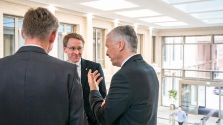 Ministerpräsident Daniel Günther im Gespräch mit Mitgliedern des IB.SH-Vorstands.