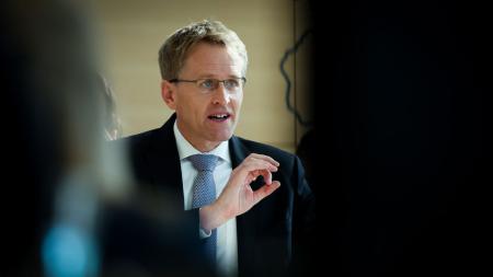 Ministerpräsident Daniel Günther steht im Landtag am Rednerpult. 
