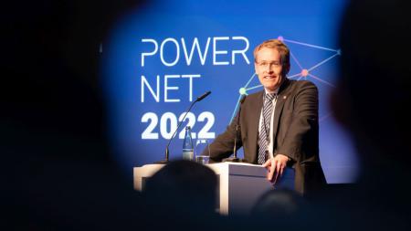 Ministerpräsident Daniel Günther steht an einem Rednerpult. Im Hintergrund steht der Schriftzug PowerNet 2022