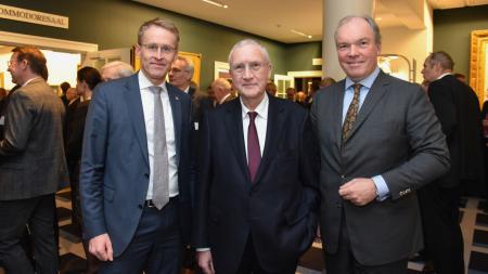 Ministerpräsident Daniel Günther (links) posiert mit zwei weiteren Männern für ein Foto.