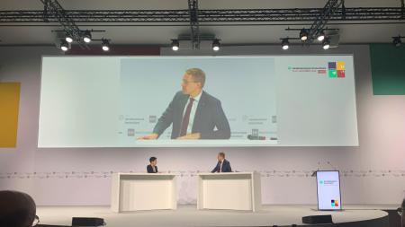 Auf einer Bühne ist Ministerpräsident Daniel Günther (rechts) im Gespräch mit Moderatorin Dunja Hayali.