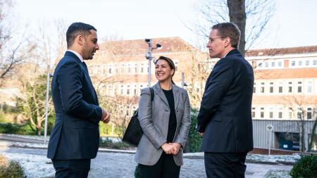 Ministerpräsident Daniel Günther (rechts) steht mit einer Frau und einem Mann zusammen und unterhält sich.