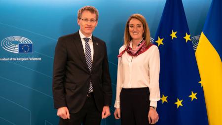 Landwirtschaftsminister Schwarz, Ministerpräsident Günther, EU-Parlamentspräsidentin Metsola und Finanzministerin Heinold stehen nebeneinander vor einer blauen Fotowand. Rechts der beiden sind die Flaggen der Europäischen Union und der Ukraine aufgestellt