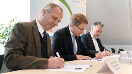 Europaminister Schwarz, Ministerpräsident Daniel Günther und Süddänemarks Regionsvorsteher Libergren sitzen nebeneinander an einem Tisch.