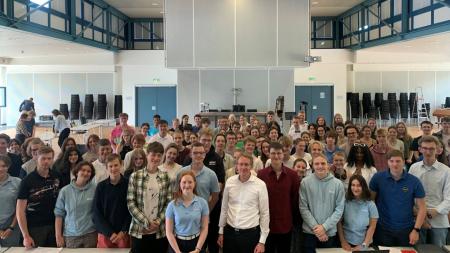 Ministerpräsident Günther posiert mit zahlreichen Schülerinnen und Schülern für ein Foto. 