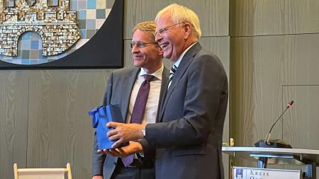 Ministerpräsident Daniel Günther und Reinhard Sager stehen nebeneinander und lächeln. 