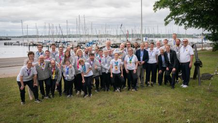 Ministerpräsident Daniel Günther steht mit dem Special-Olympics-Team aus Schleswig-Holstein an der Förde für ein Gruppenfoto bereit.