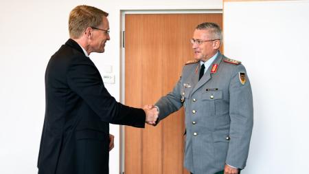 Ministerpräsident Daniel Günther hat Generalmajor André Bodemann empfangen.
