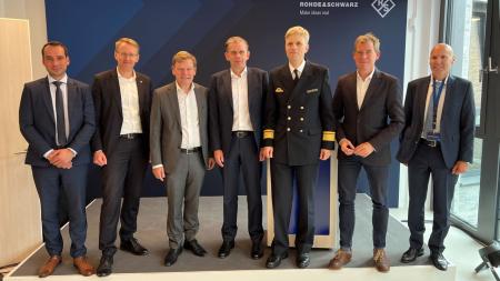Ministerpräsident Daniel Günther war bei der Eröffnung des neuen Marine-Hauptquartiers des Technologiekonzerns Rohde & Schwarz in Kiel anwesend.