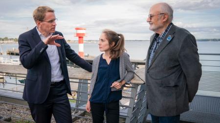 In Eckernförde informierte sich Ministerpräsident Günther über die Meeresschutz-Projekte des Ostsee-Info-Centers.