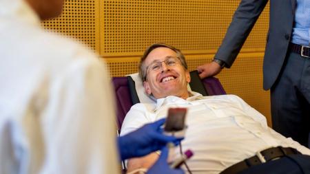 Ministerpräsident Günther unterstütze die Blutspendenaktion im Landtag.