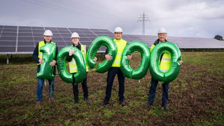 Im Solarpark von Bönebüttel hat Ministerpräsident Günther das landesweit 10.000ste Megawatt erneuerbaren Strom ans öffentliche Netz angeschlossen.