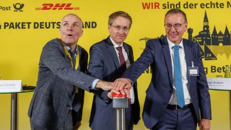 Ministerpräsident Günther war bei der Eröffnung der neuen Sortieranlage des DHL Paketzentrums in Neumünster dabei.