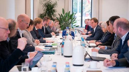 In Kiel sprachen Vertreterinnen und Vertreter der Landesregierung sowie der Kommunalen Landesverbände über die Pläne für einen 200-Millionen-Euro-Wiederaufbaufonds.
