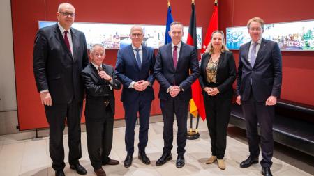 Auf dem Bild sieht man Ministerpräsident Günther und die Regierungschefs aus Hamburg, Bremen, Mecklenburg-Vorpommern, Niedersachsen sowie Bundesverkehrsminister Wissing.