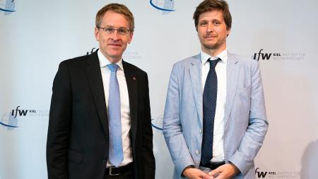 Ministerpräsident Daniel Günther (l.) und Prof. Moritz Schularick.