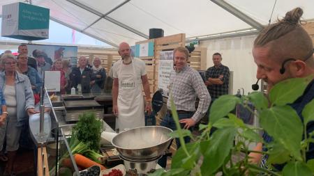 Der Ministerpräsident im Kochshowzelt auf dem sechsten Green Market in Eckernförde.