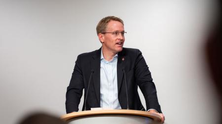 Ministerpräsident Daniel Günther steht an einem Pult und hält eine Rede. 