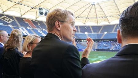 Ministerpräsident Daniel Günther bei der Trauerfeier für Uwe Seeler im Hamburger Volksparkstadion.