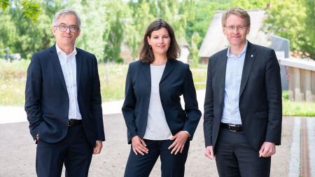 Der wissenschaftliche Vorstand der Stiftung, Dr. Thorsten Sadowsky (v.l.), Svenja Kluckow und Ministerpräsident Günther lächeln in die Kamera.