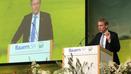 Ministerpräsident Daniel Günther steht an einem Rednerpult.