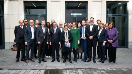 Gruppenfoto aller Kabinettsmitglieder mit dem EU-Botschafter Michael Clauß.