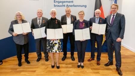 Ministerpräsident Günther hat das Bundesverdienstkreuz an sechs Schleswig-Holsteiner überreicht: Jürgen Kunze, Gesa Retzlaff, Theodor Siebel, Ute Thyen, Anke Timmermann-Grell und Hans-Ulrich Vorlauf. 