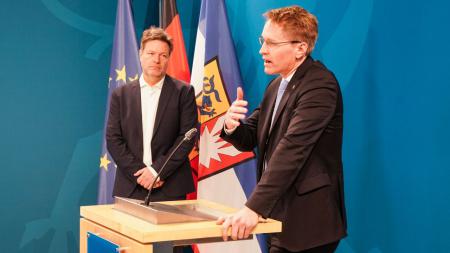 Ministerpräsident Daniel Günther steht am Rednerpult, neben ihm steht Bundeswirtschaftsminister Robert Habeck.