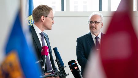 Ministerpräsident Daniel Günther und der lettische Staatspräsident, Egils Levits, stehen nebeneinander und geben ein Statement vor Journalisten ab.