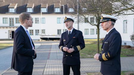 Ministerpräsident Daniel Günther (von links), der Kommandeur der Marineschule Plön, Kapitän zur See Klaus Heermeier und Fregattenkapitän Steffan Helmich.