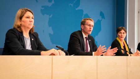 Ministerpräsident Daniel Günther, Gesundheitsministerin Kerstin von der Decken und Finanzministerin Monika Heinold bei einer Pressekonferenz.