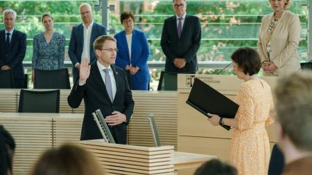 Daniel Günther hat bei seiner Vereidigung durch Landtagspräsidentin Kristina Herbst sein rechte Hand zum Schwur erhoben.
