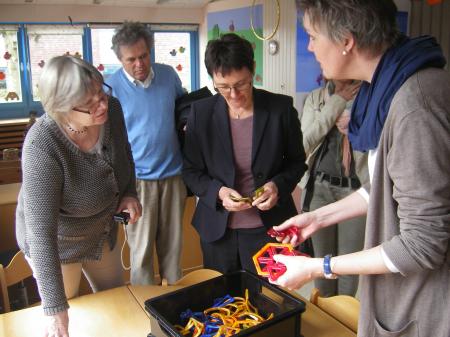 Monika Heinold informierte sich außerdem über Lernspielzeug in der evangelischen Kindertagesstätte Böklund.