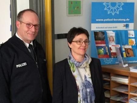 Monika Heinold informiert sich bei der Polizeistation Kellinghusen über die energetische Sanierung.