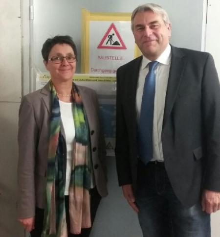 Finanzministerin Monika Heinold und Geschäftsführer Dr. Martin Blümke vom Westküstenklinikum Brunsbüttel