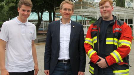 Ministerpräsident Günther (M.) mit dem Landes-Jugendforumssprecher der Jugendfeuerwehren Milan-Lars Lorenzen (l.) und Bundes-Jugendforumssprecher Tjark Steen.