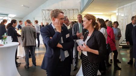 Menschen im Gespräch.