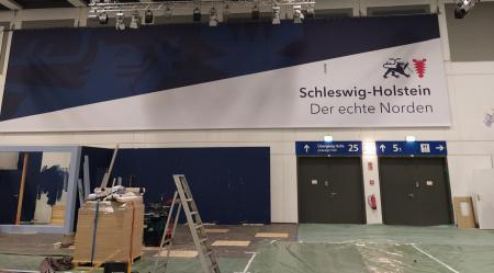 Mit dem Aufbau in der neuen Schleswig-Holstein-Halle wird begonnen.