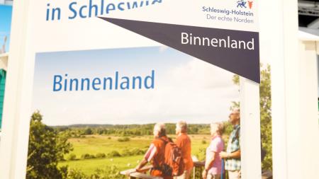 ein Wegweiter zeigt ins Schleswig-Holsteinische Binnenland