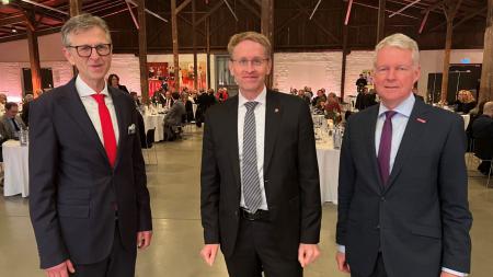 Ministerpräsident Daniel Günther steht zwischen Dr. Steffen Skudelny von der Stiftung Denkmalschutz und Holger Schwannecke, dem Generalsekretär des Zentralverbandes des Deutschen Handwerks.