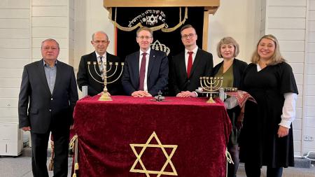 Ministerpräsident Daniel Günther mit Vertreterinnen und Vertretern der Jüdischen Gemeinde Kiel.