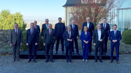 Die Regierungschefs der Länder stehen für ein Gruppenfoto zusammen. 