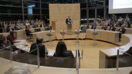 Ministerpräsident Daniel Günther steht an einem Rednerpult im Landtag.