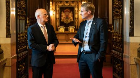 Ministerpräsident Daniel Günther unterhält sich mit Hamburgs Erstem Bürgermeister, Dr. Peter Tschentscher.